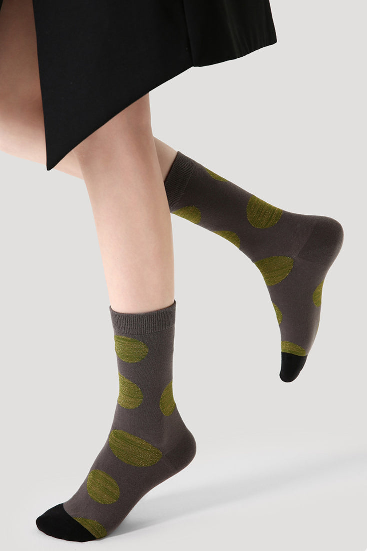 Chaussettes confortables grises à pois verts pour femmes