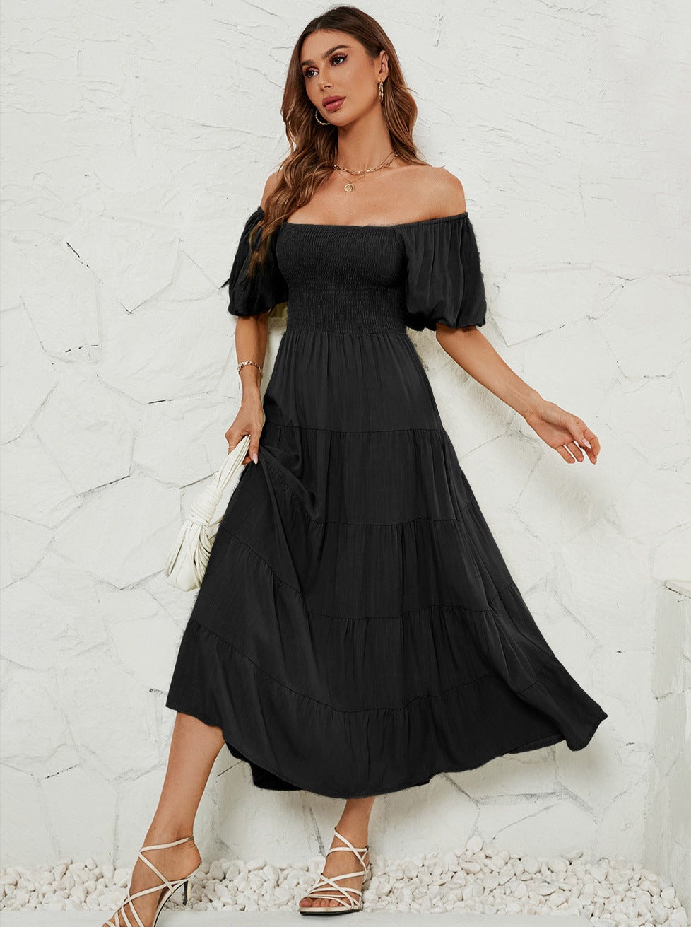 Robe longue noire à taille haute et manches bouffantes à col carré 