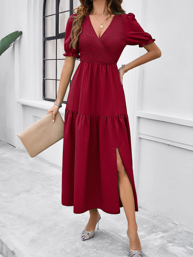 Robe longue rouge à col en V et manches courtes 