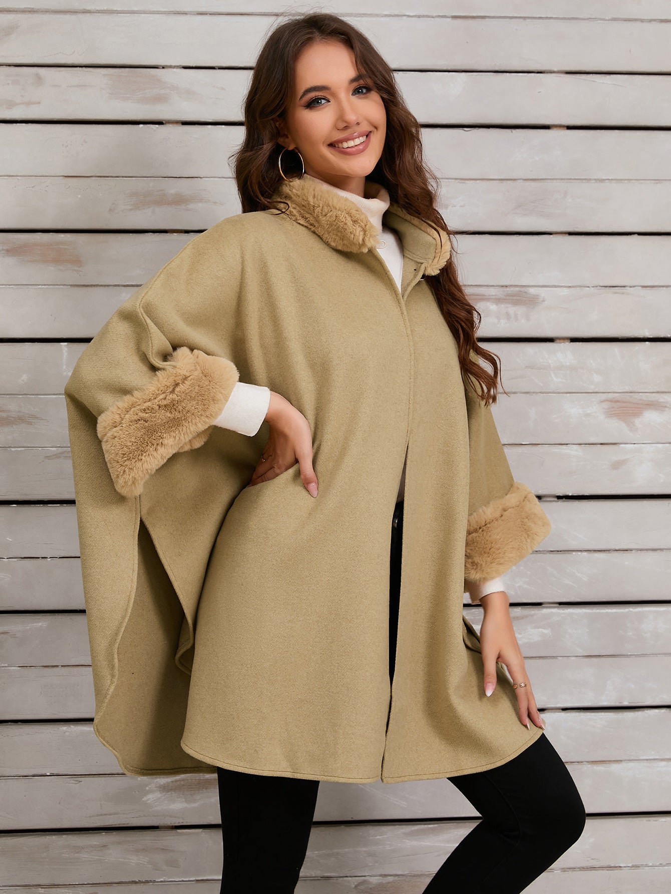 Poncho élégant avec bordure en fausse fourrure pour des soirées d'hiver élégantes