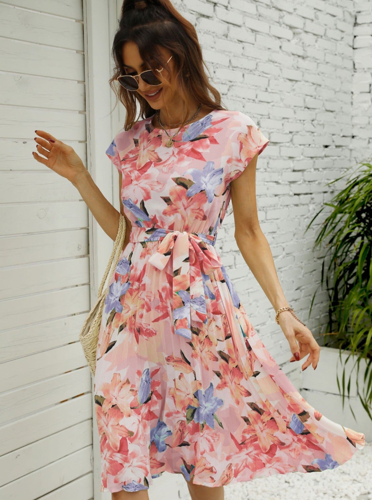 Robe plissée à col rond et imprimé floral 