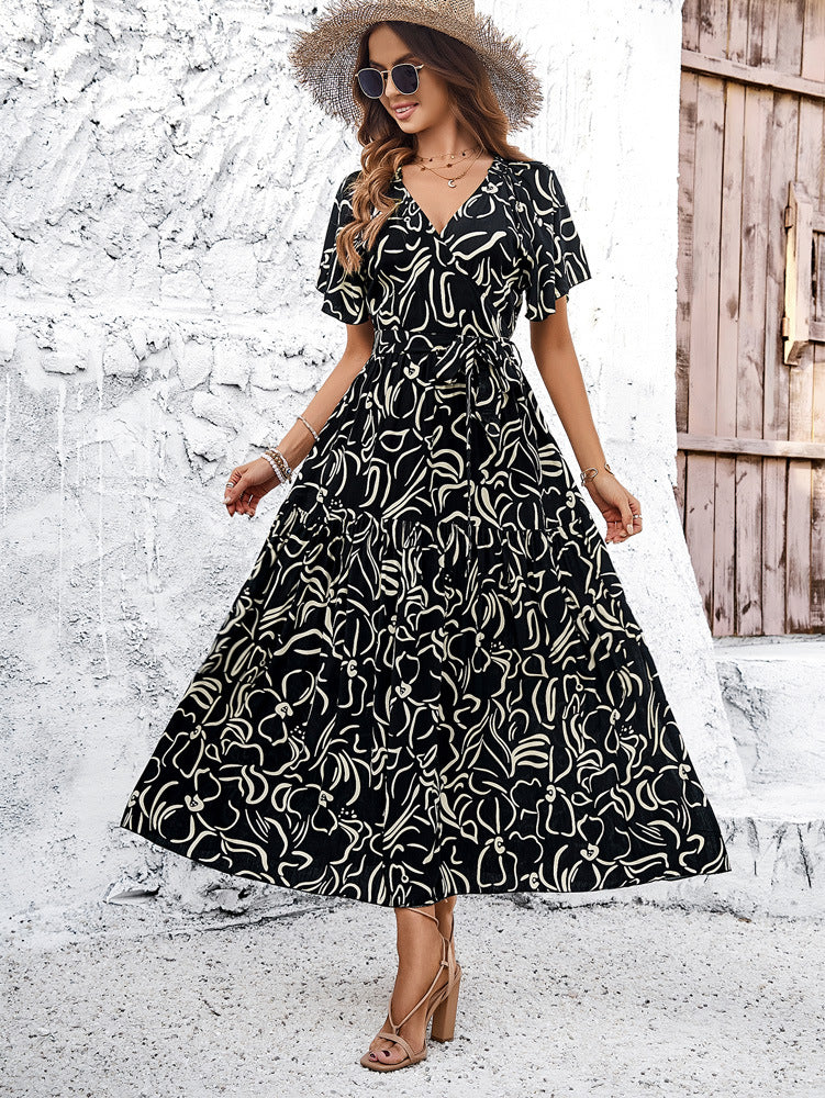 Robe noire à manches courtes évasées et décolleté en V profond de style bohème 