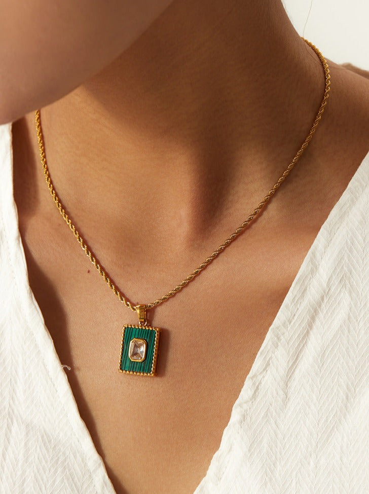 Collier avec pendentif rectangulaire vert plaqué or 18 carats 