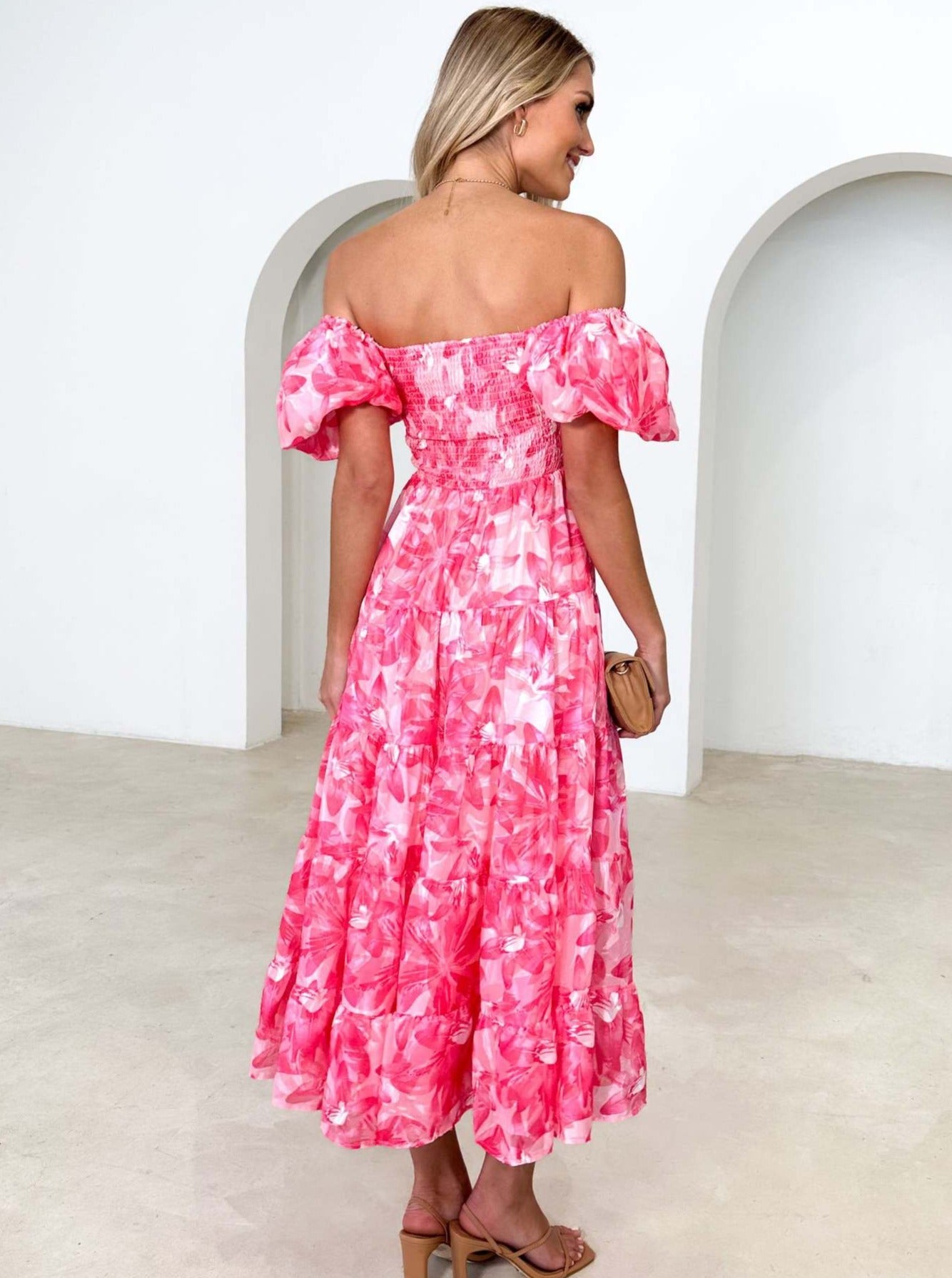 Robe à manches bouffantes et col carré à fleurs roses