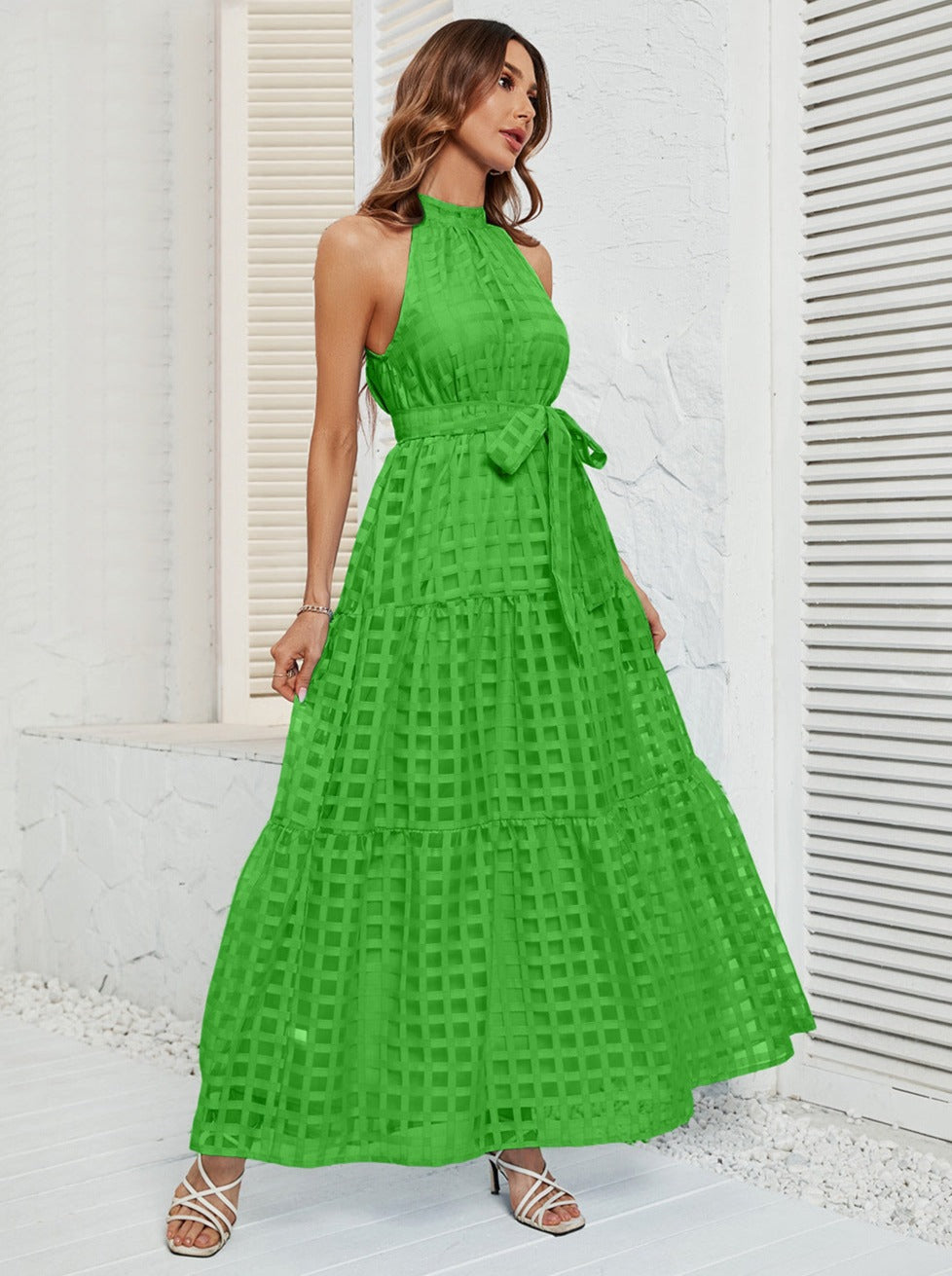 Robe longue verte à ceinture et col licou en maille 