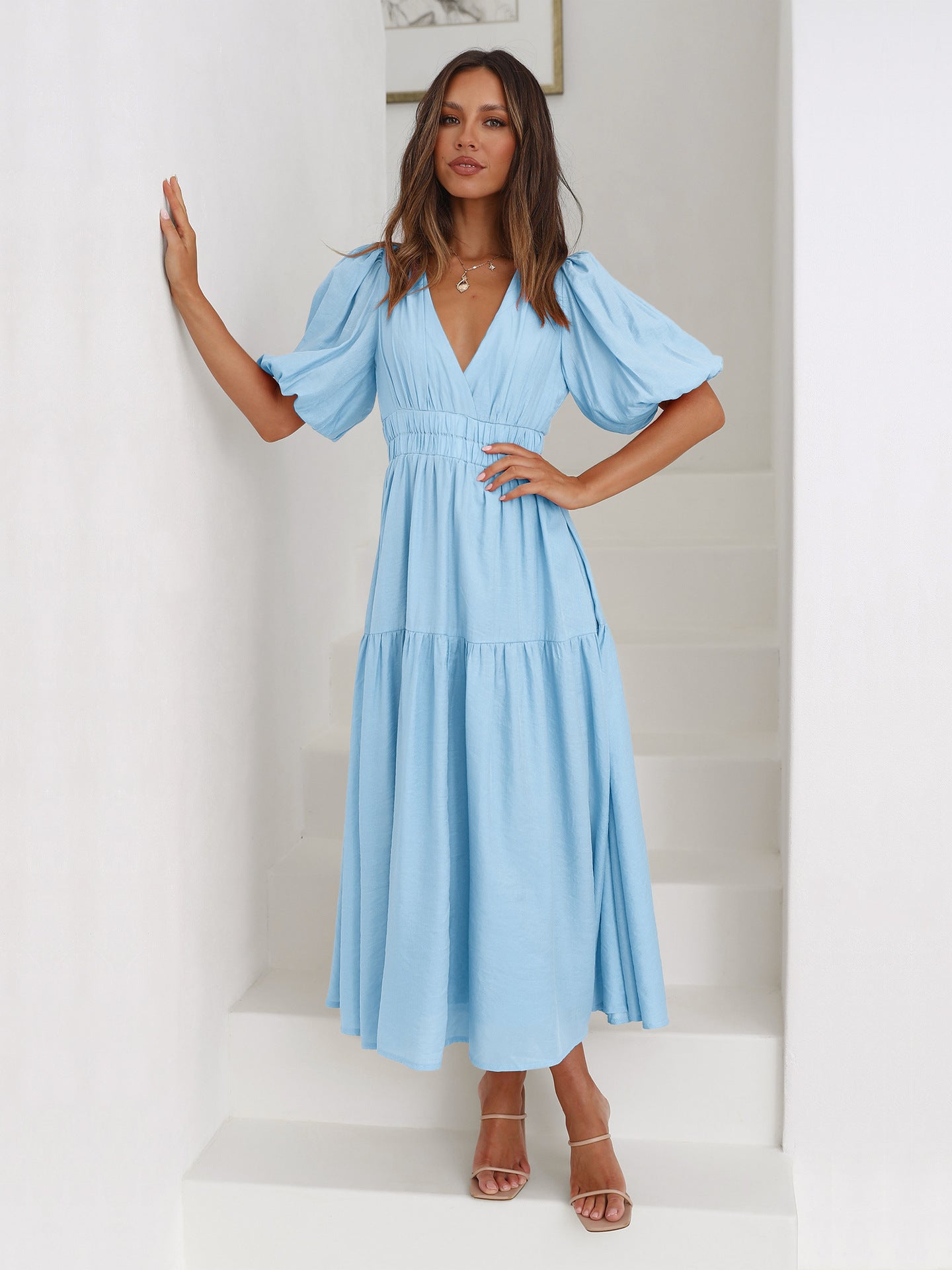 Robe bleu ciel à manches bouffantes et col en V profond 