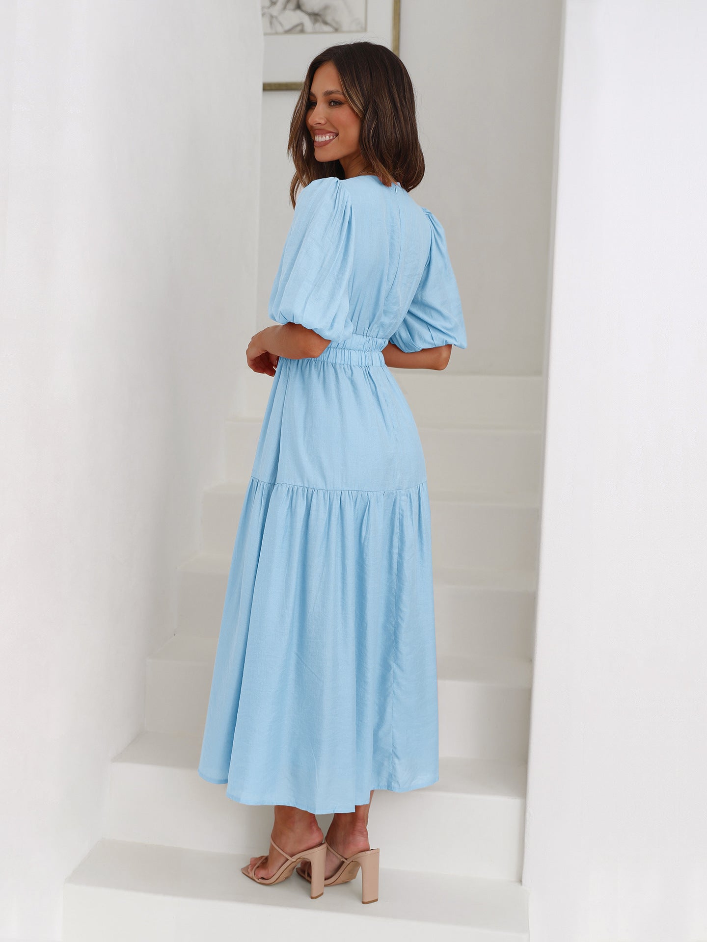 Robe bleu ciel à manches bouffantes et col en V profond 