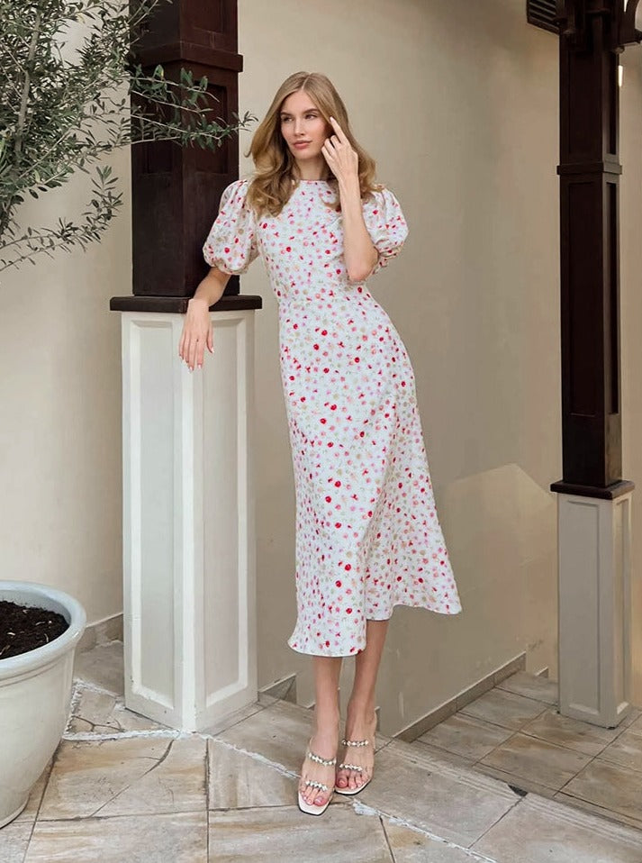 Robe blanche élégante à imprimé floral