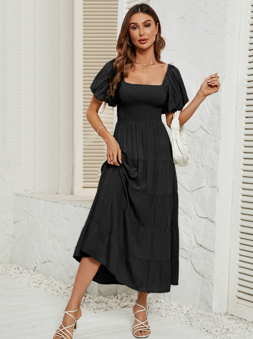 Robe longue noire à taille haute et manches bouffantes à col carré 