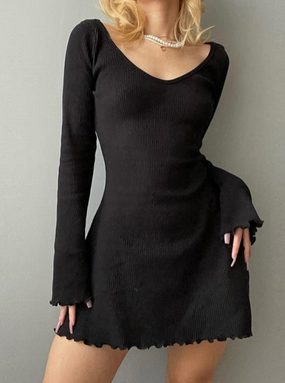 Robe pull slim en tricot noir et blanc avec manches à volants