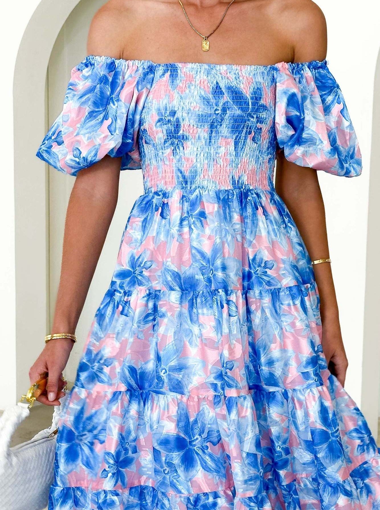 Robe bleue à manches bouffantes et col carré froncé à fleurs