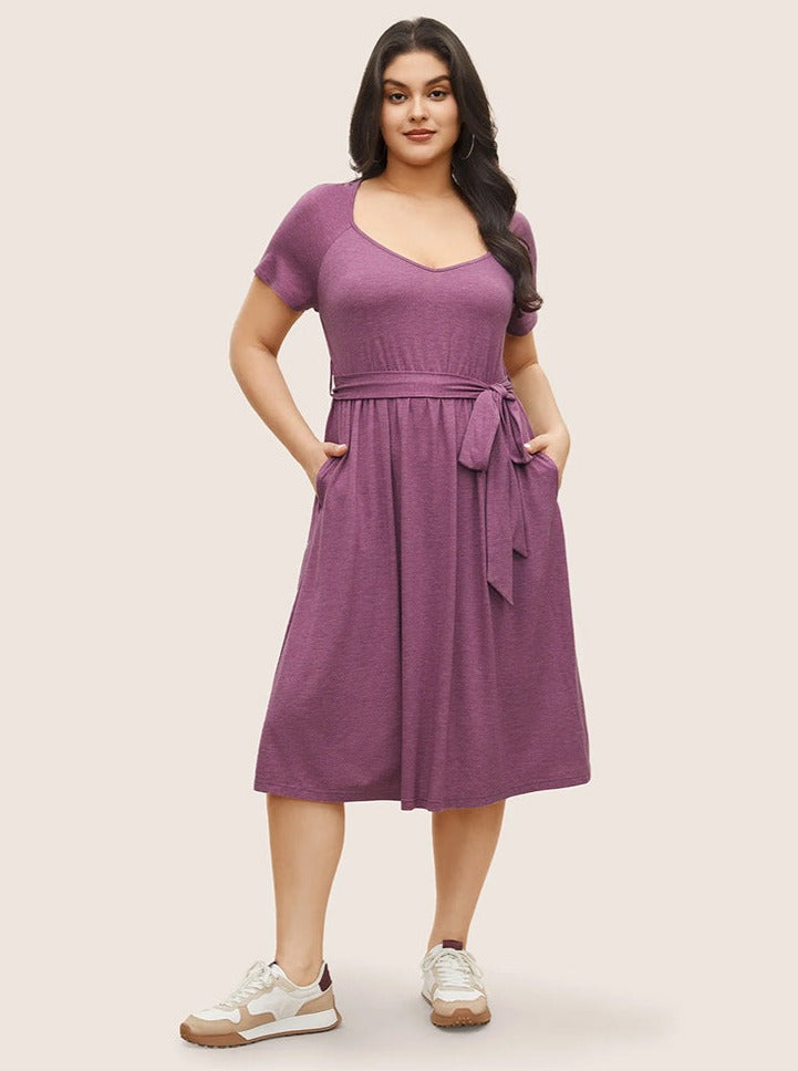 Robe d'été violette grande taille à col rond et ceinture nouée 