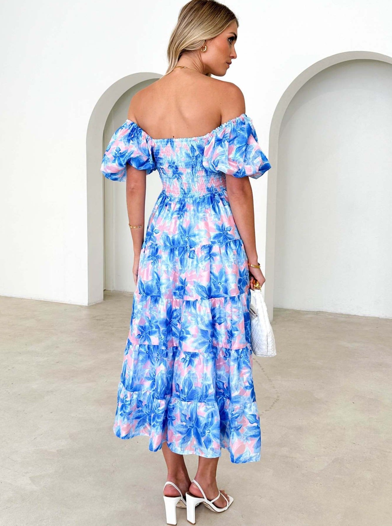 Robe bleue à manches bouffantes et col carré froncé à fleurs