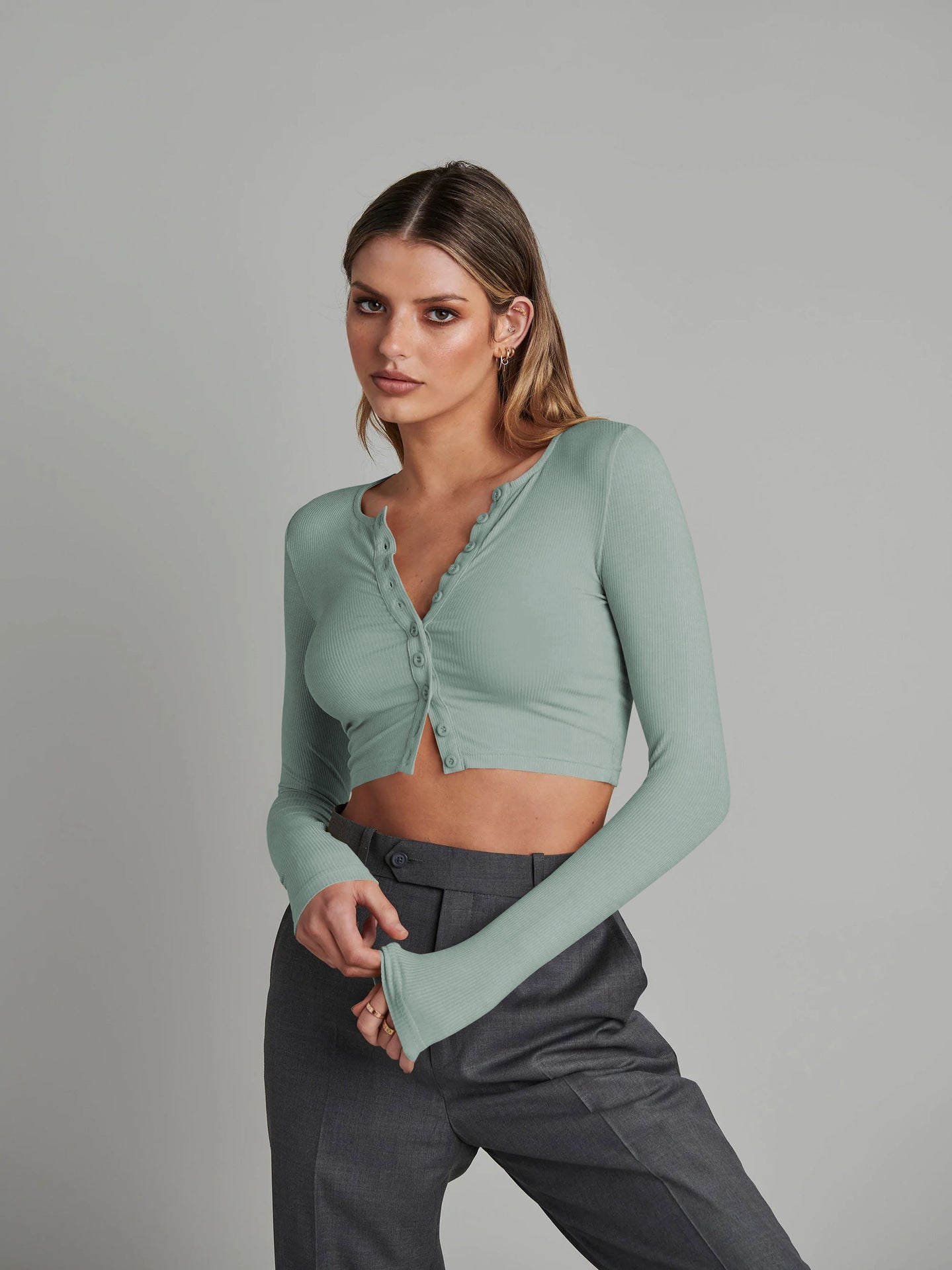 Cardigan tricoté à manches longues et boutons vert foncé 