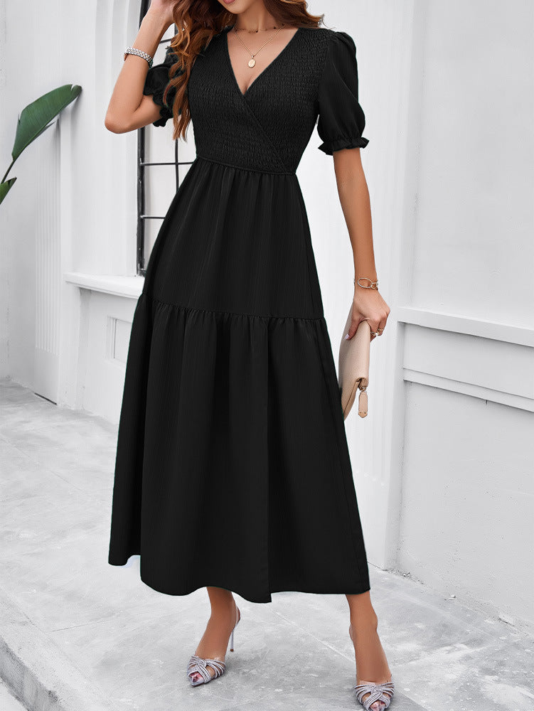 Robe longue noire à col en V et manches courtes 