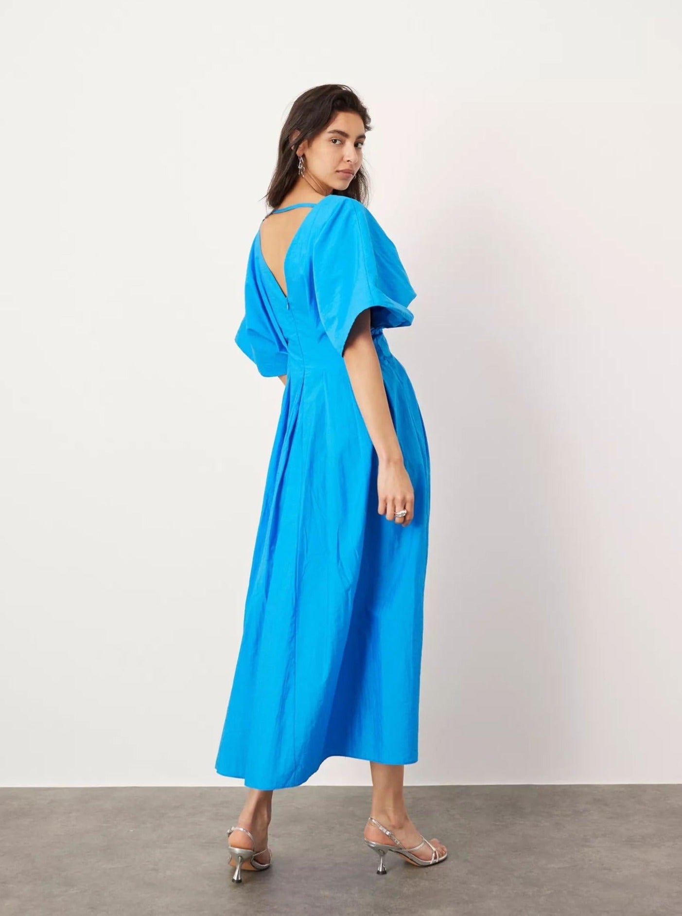 Robe évasée bleue à col en V 