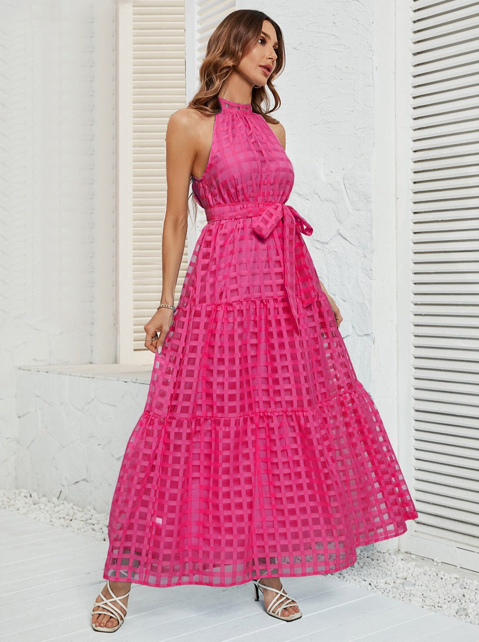 Robe longue rose à ceinture et col licou en maille 