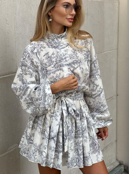 Robe courte à manches bouffantes et col noué 