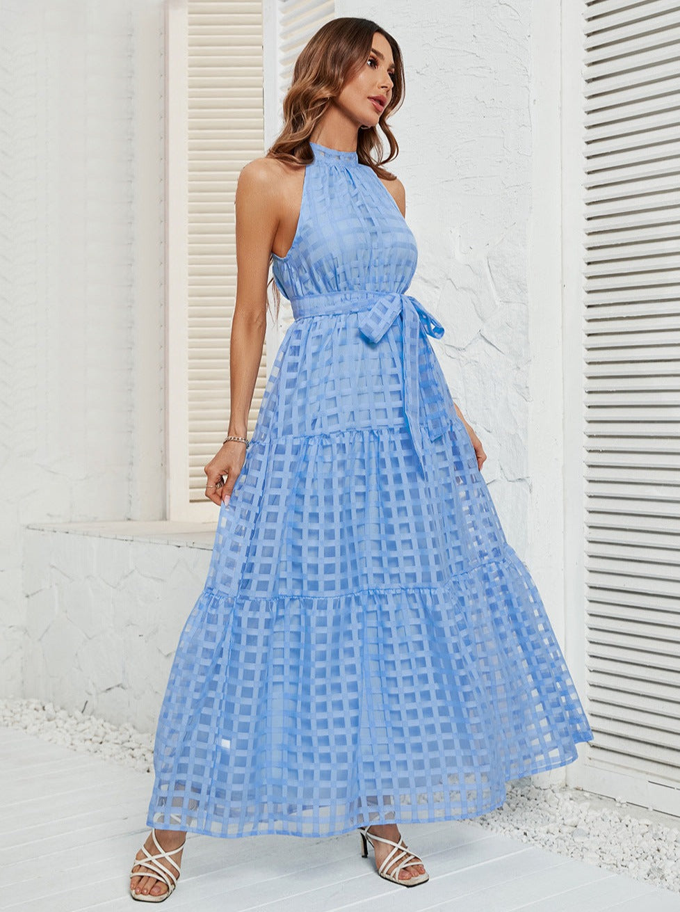 Robe longue en maille à licou bleue avec ceinture 