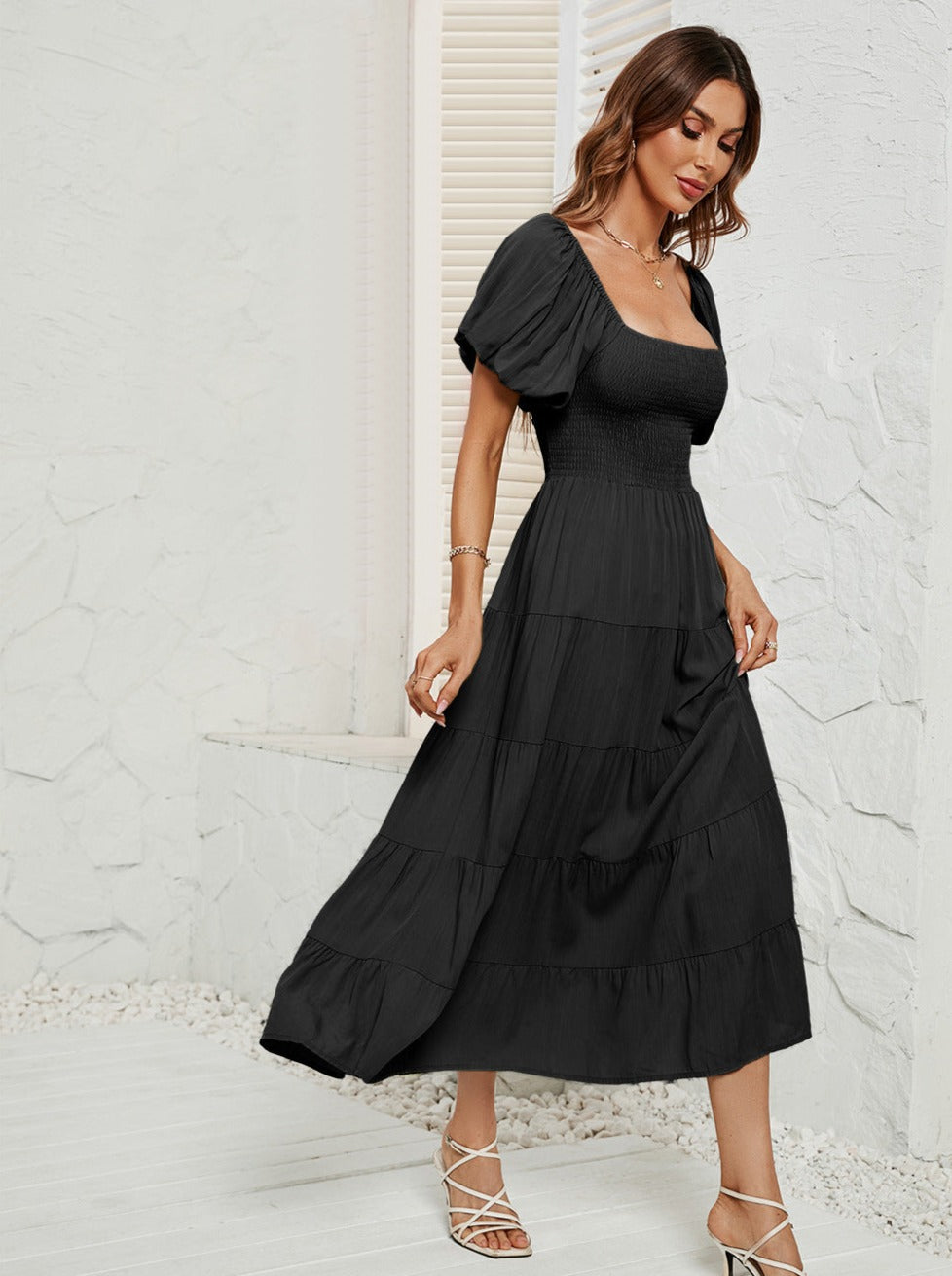 Robe longue noire à taille haute et manches bouffantes à col carré 