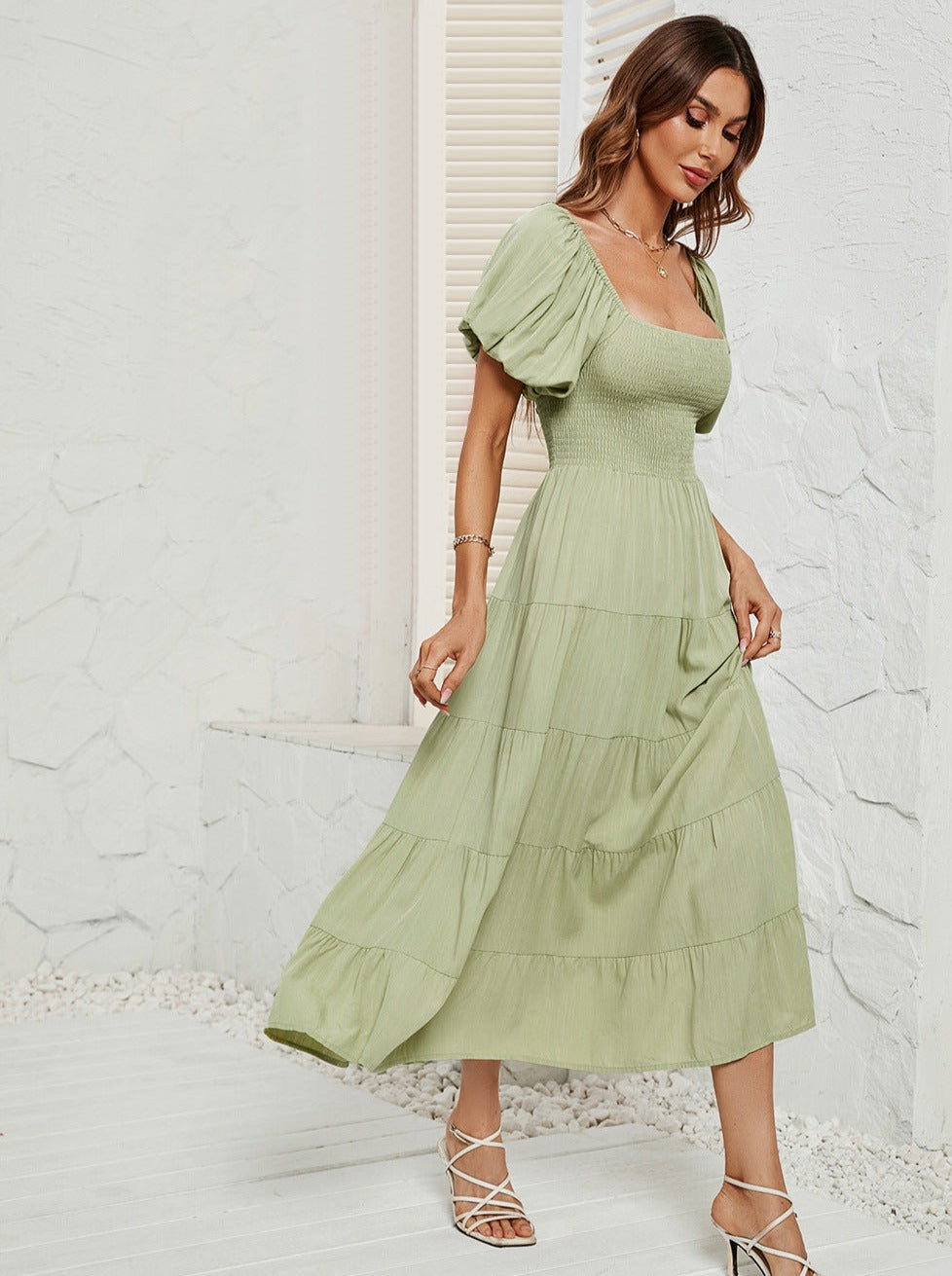 Robe longue verte à taille haute et manches bouffantes à col carré 