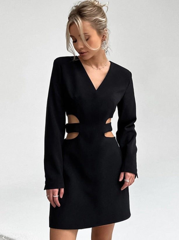 Robe mini noire élégante à manches longues et col en V avec découpe à la taille 