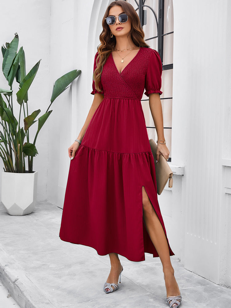 Robe longue rouge à col en V et manches courtes 