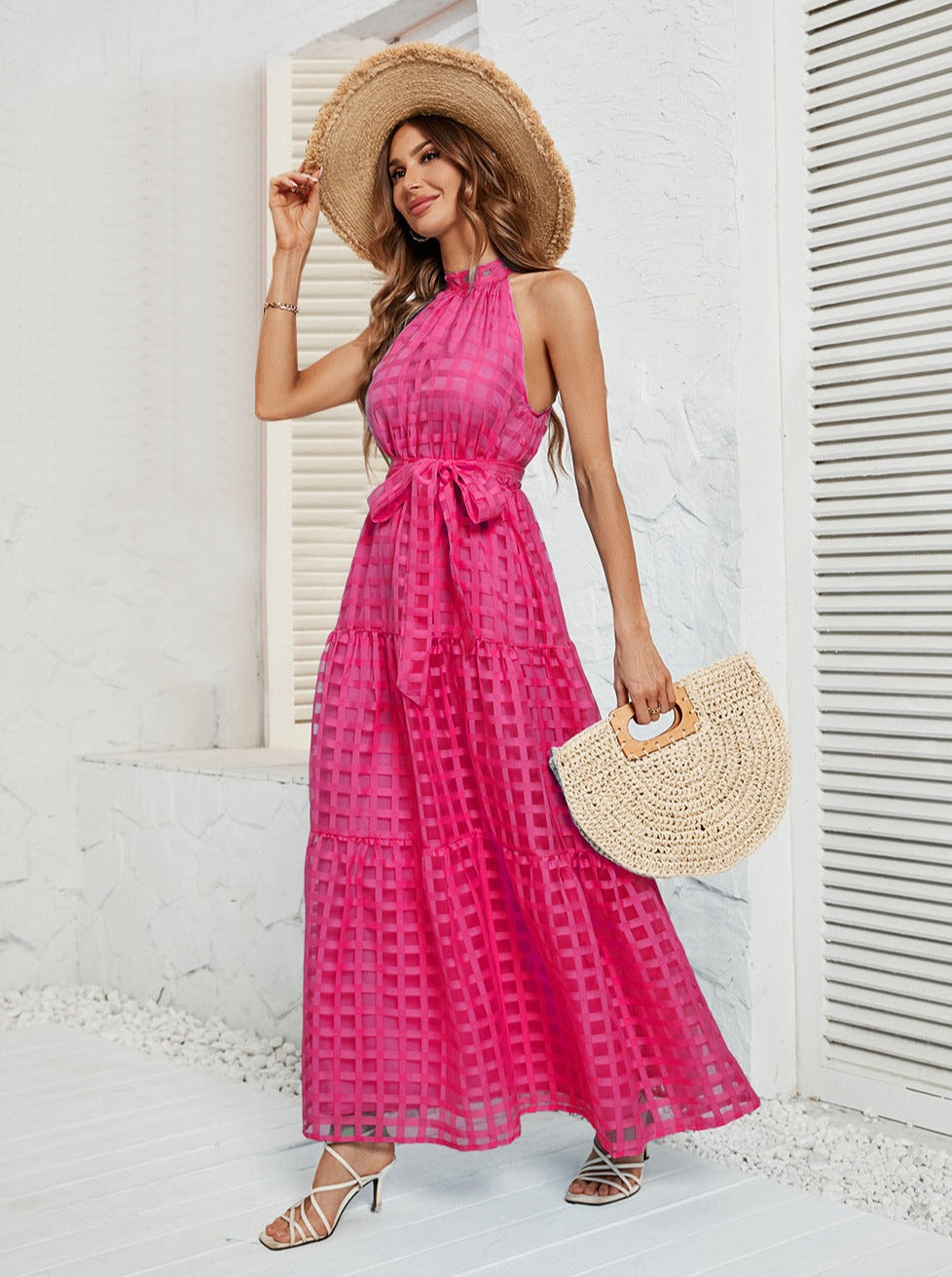 Robe longue rose à ceinture et col licou en maille 