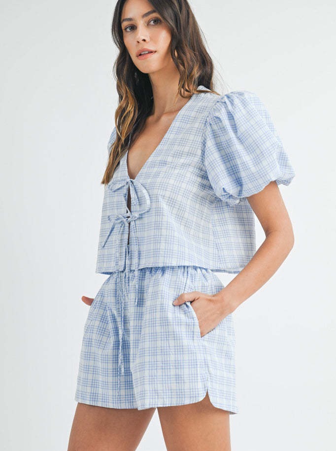 Ensemble chemise boutonnée à manches bouffantes et short 