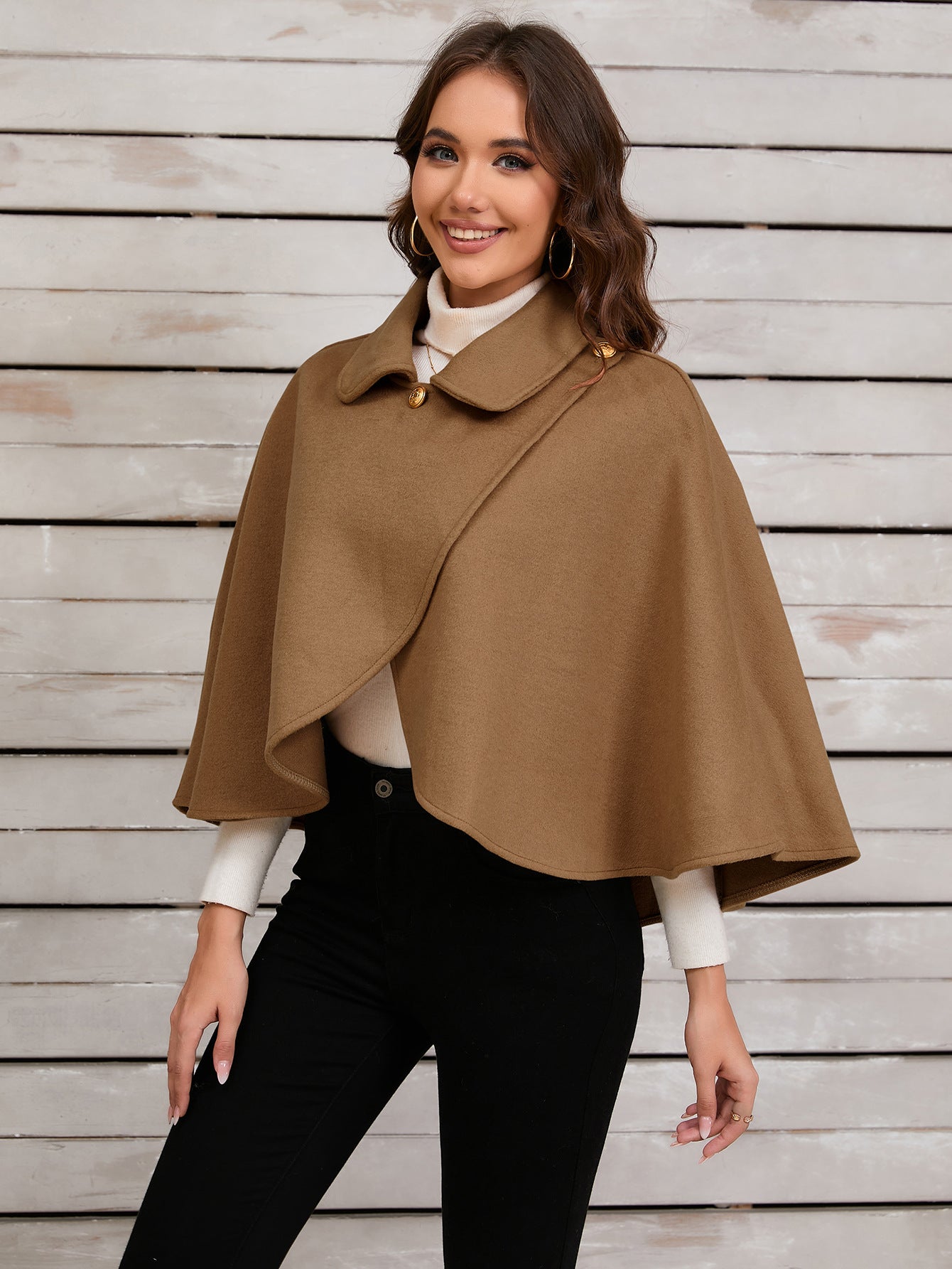 Cape chic en camel avec élégant bouton doré pour occasions sophistiquées