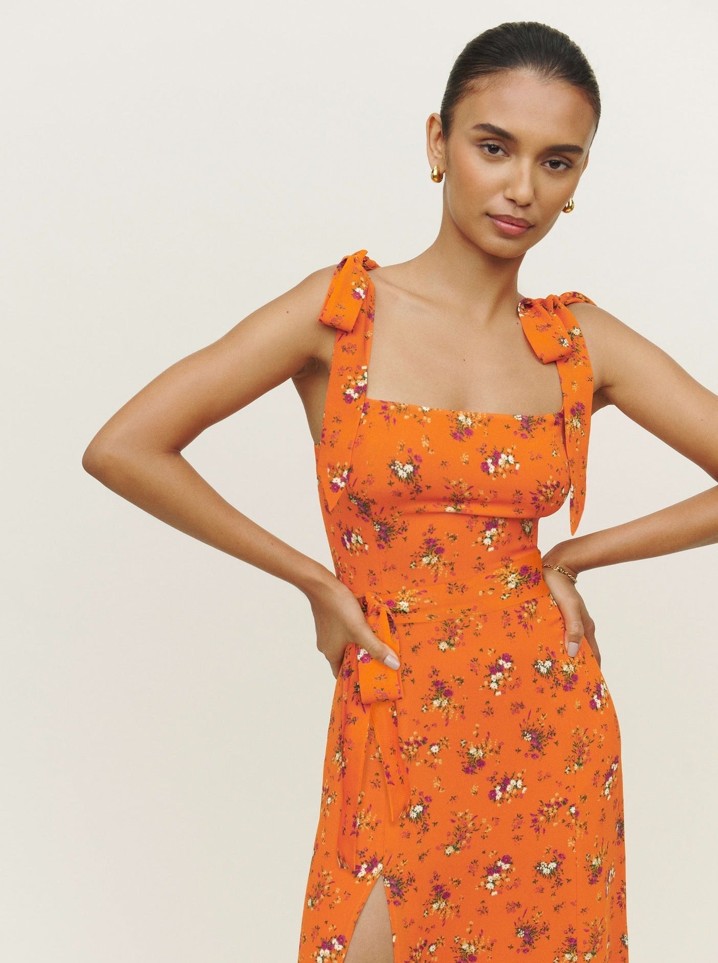 Robe élégante orange à col carré sans manches avec ceinture 