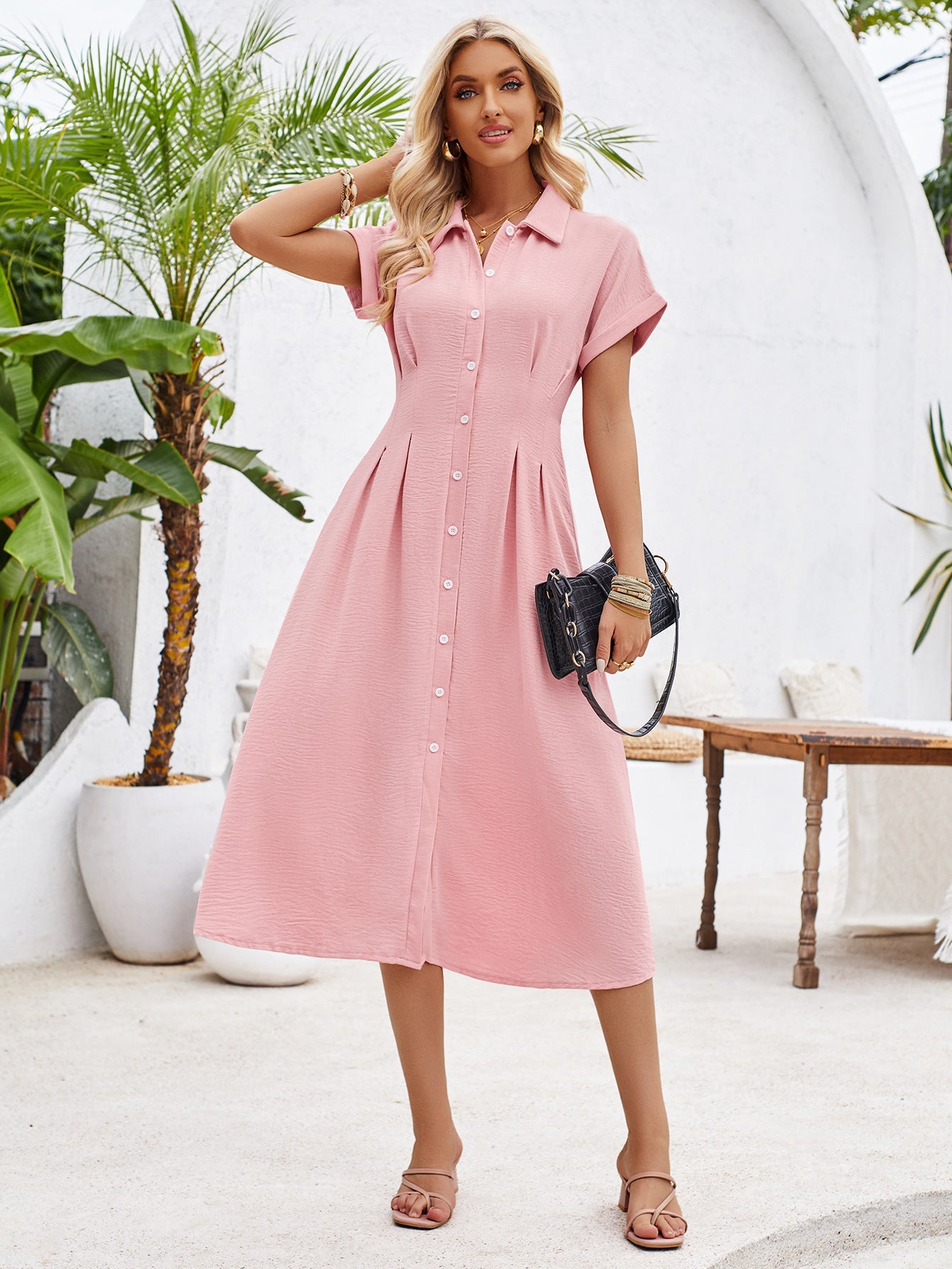 Robe longue unie boutonnée à manches courtes et chemise rentrée