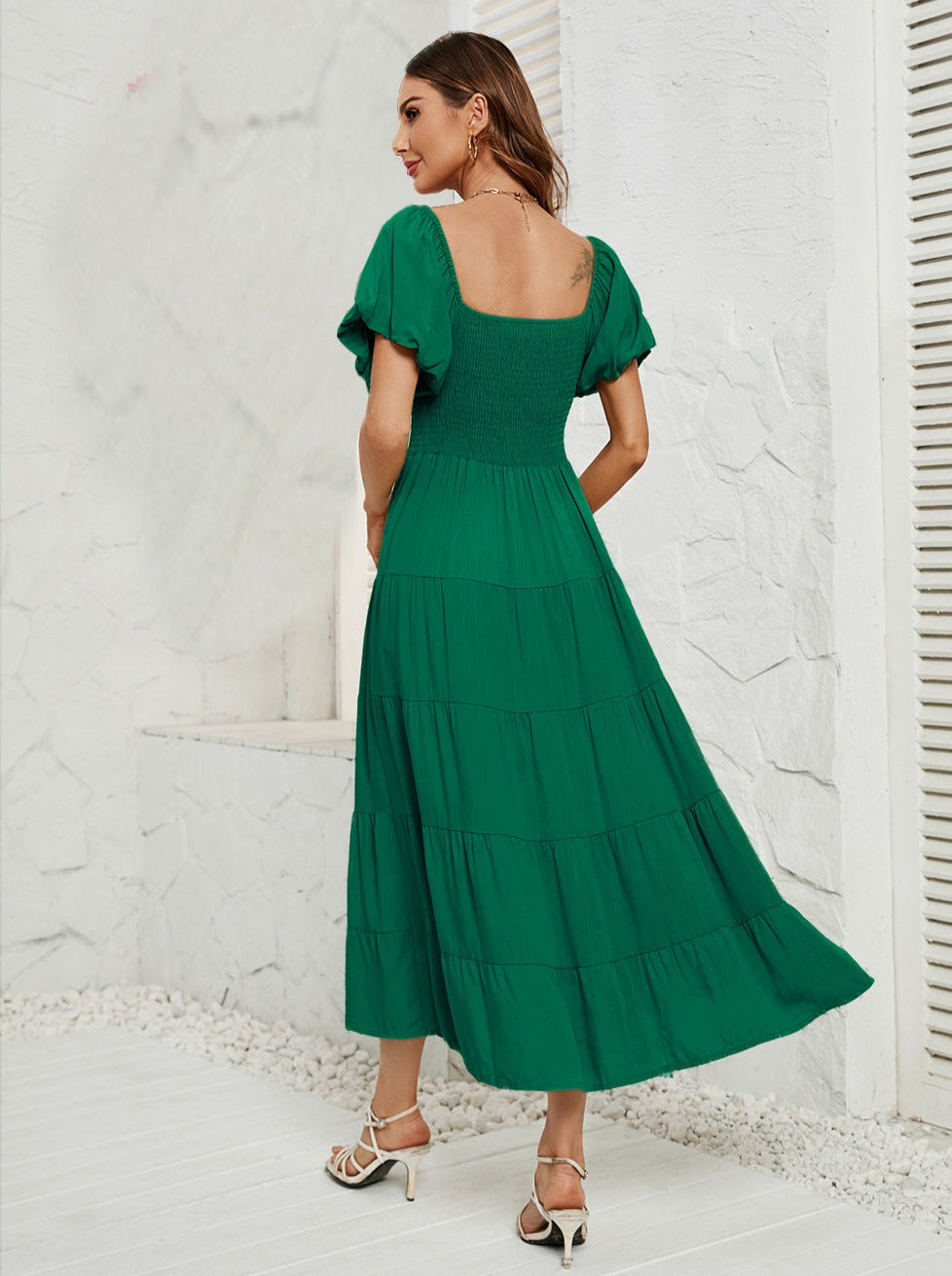 Robe longue vert foncé à taille haute et manches bouffantes à col carré 