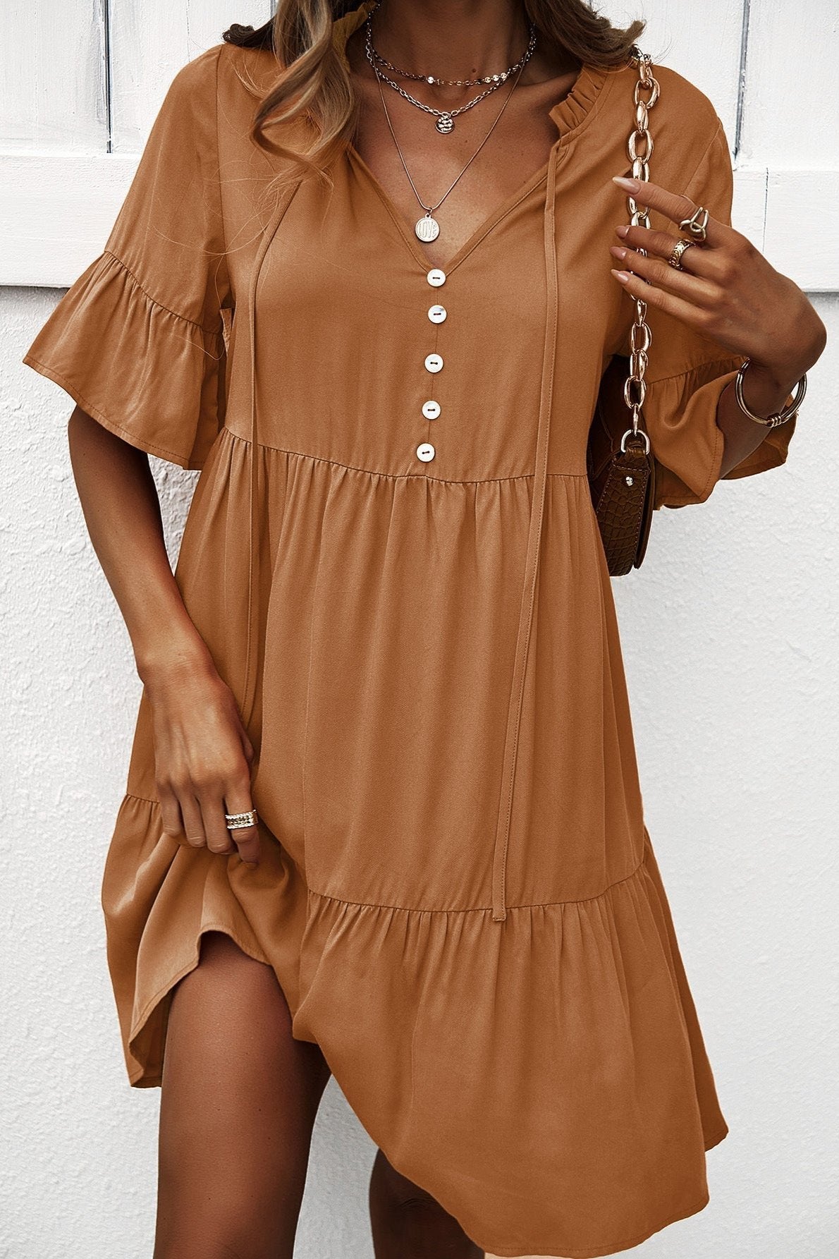 Robe chemise sexy marron à volants et col en V avec cordon de serrage 