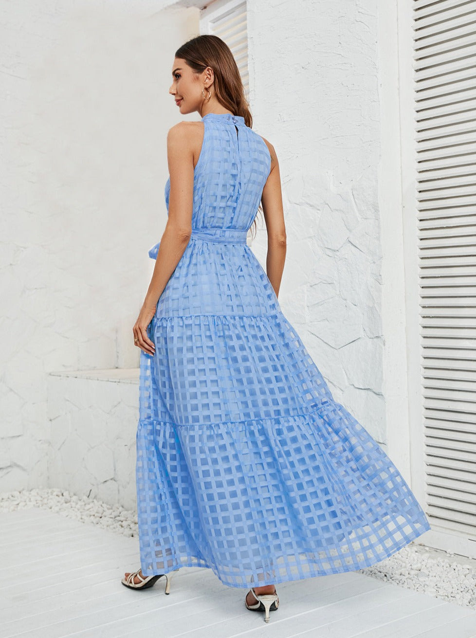 Robe longue en maille à licou bleue avec ceinture 