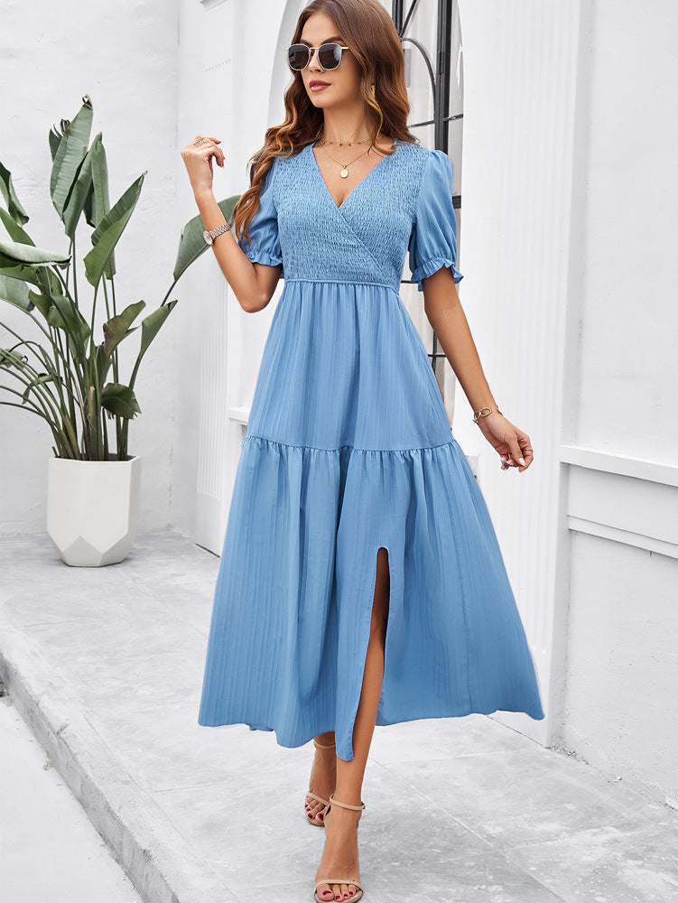 Robe longue bleue à col en V et manches courtes 