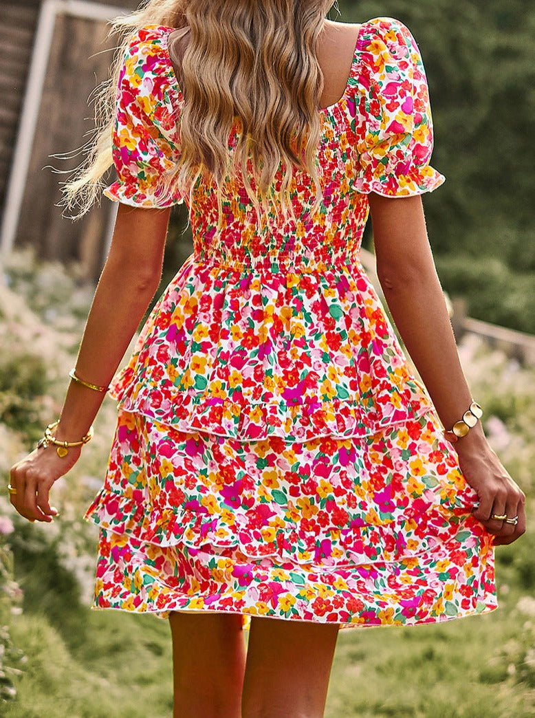 Robe rose à imprimé floral et col en V et épaules dénudées 