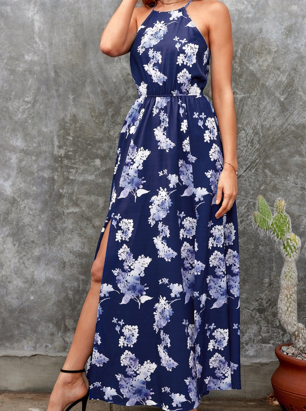 Robe longue fendue à imprimé floral et col licou 