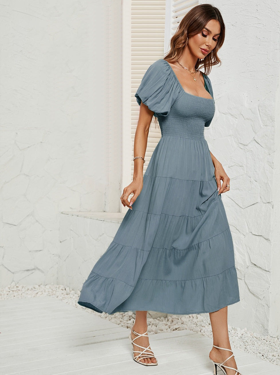 Robe longue grise et bleue à taille haute, manches bouffantes, col carré