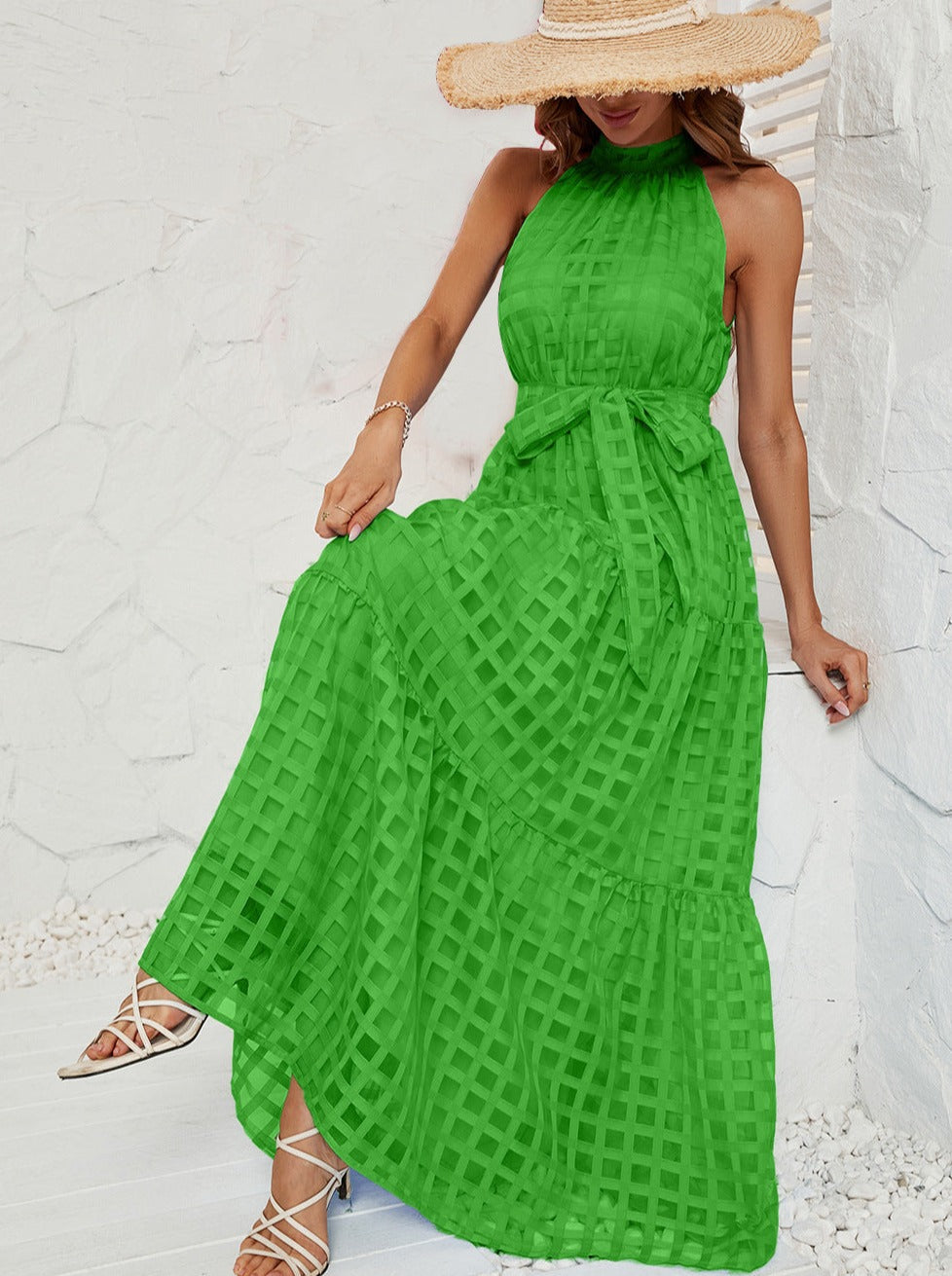 Robe longue verte à ceinture et col licou en maille 