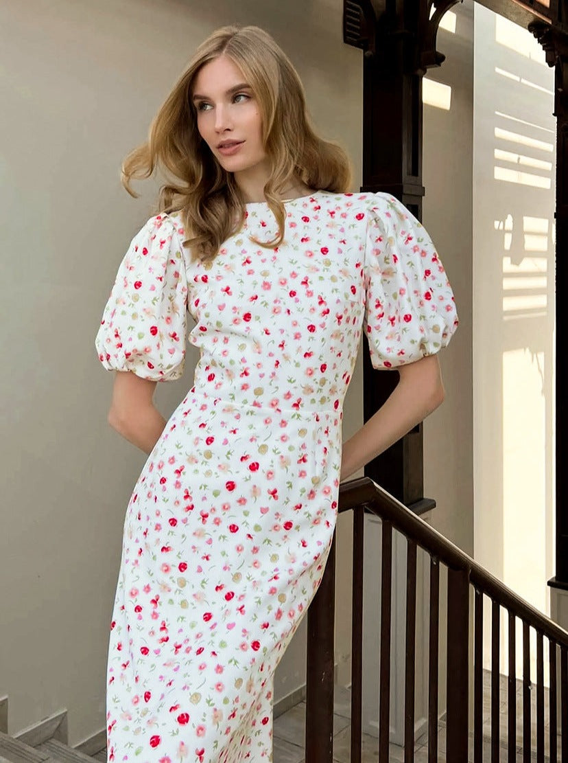 Robe blanche élégante à imprimé floral