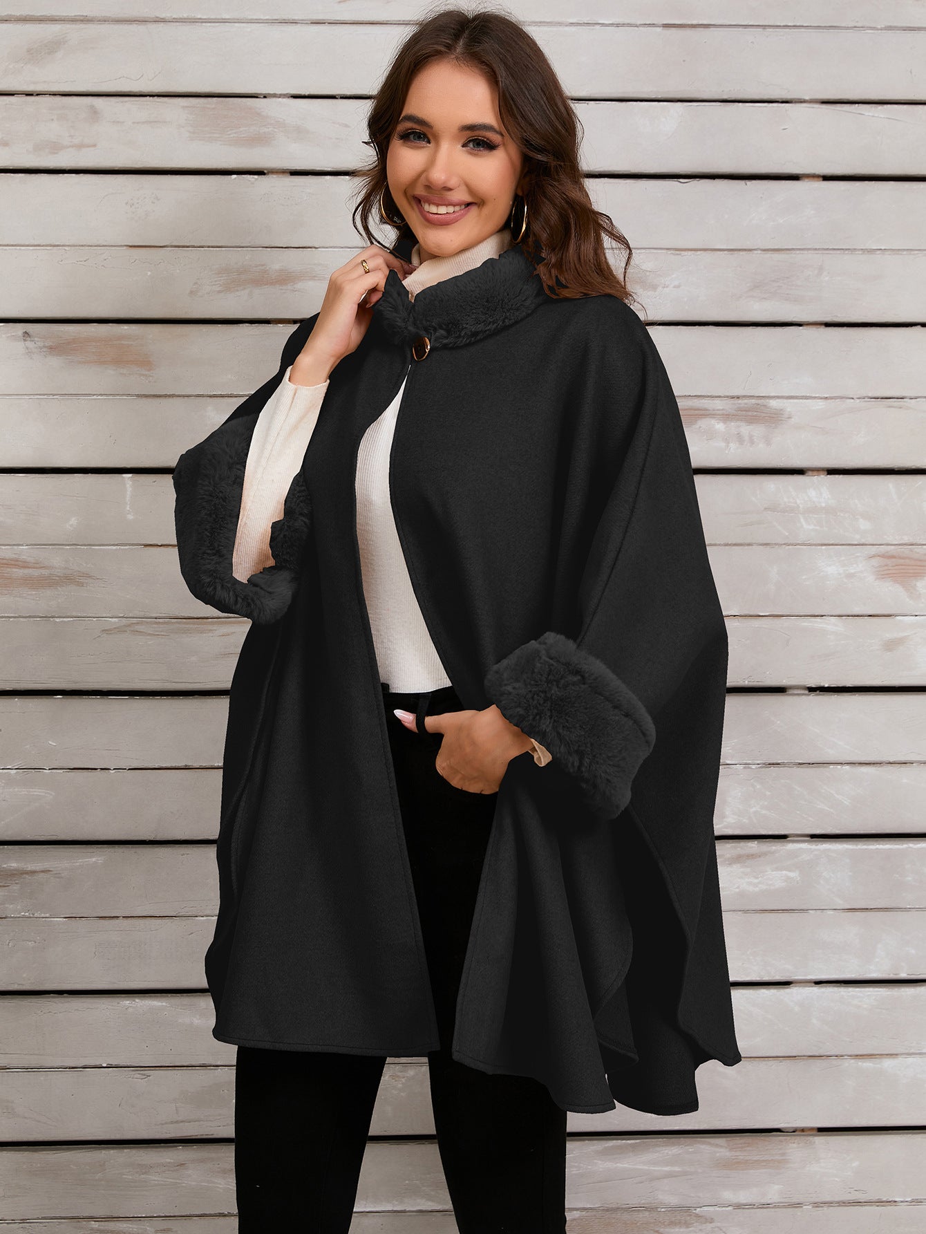 Poncho élégant avec bordure en fausse fourrure pour des soirées d'hiver élégantes