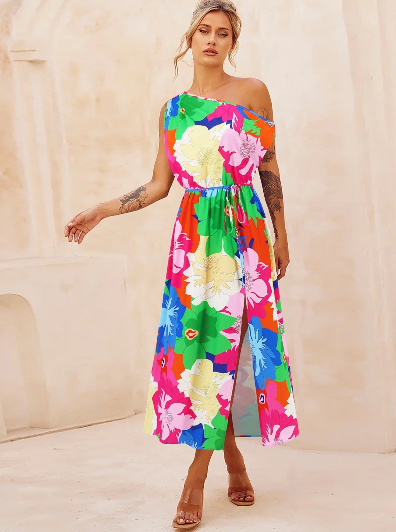 Robe longue à imprimé floral et épaules inclinées avec ceinture 