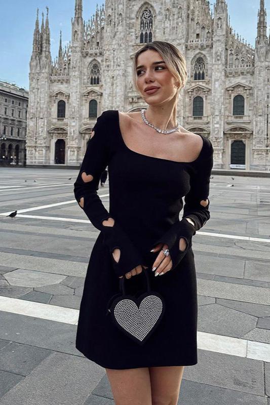 Robe noire à encolure dégagée et découpes en forme de cœur 