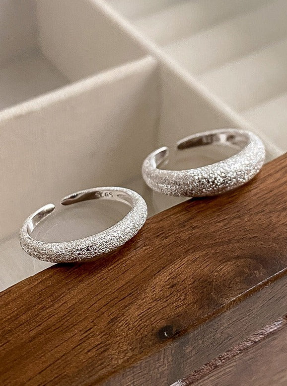 Bague ajustable élégante en argent sterling avec texture sable