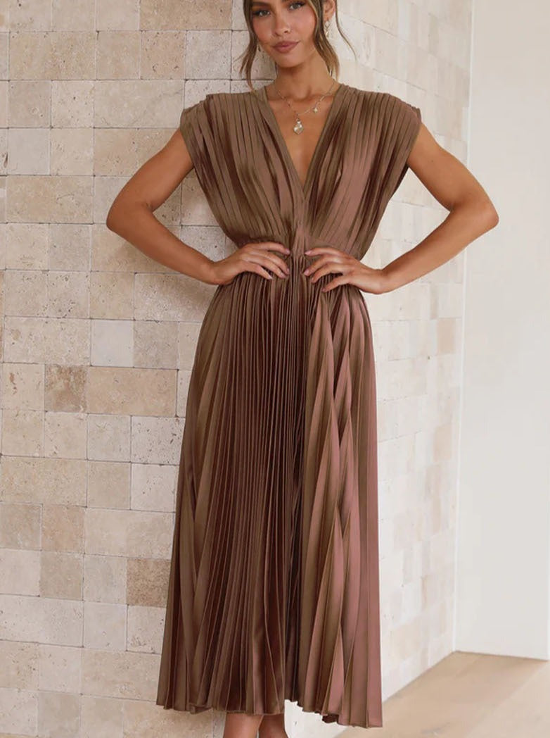 Robe plissée décontractée marron à col en V 