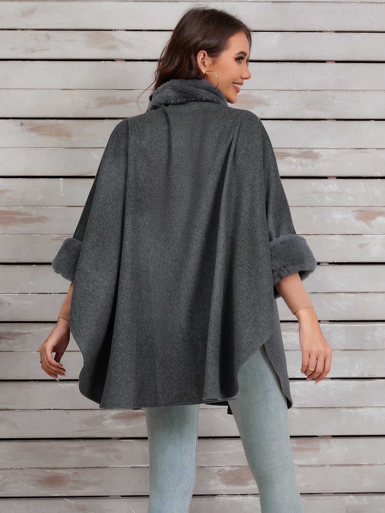 Poncho élégant avec bordure en fausse fourrure pour des soirées d'hiver élégantes