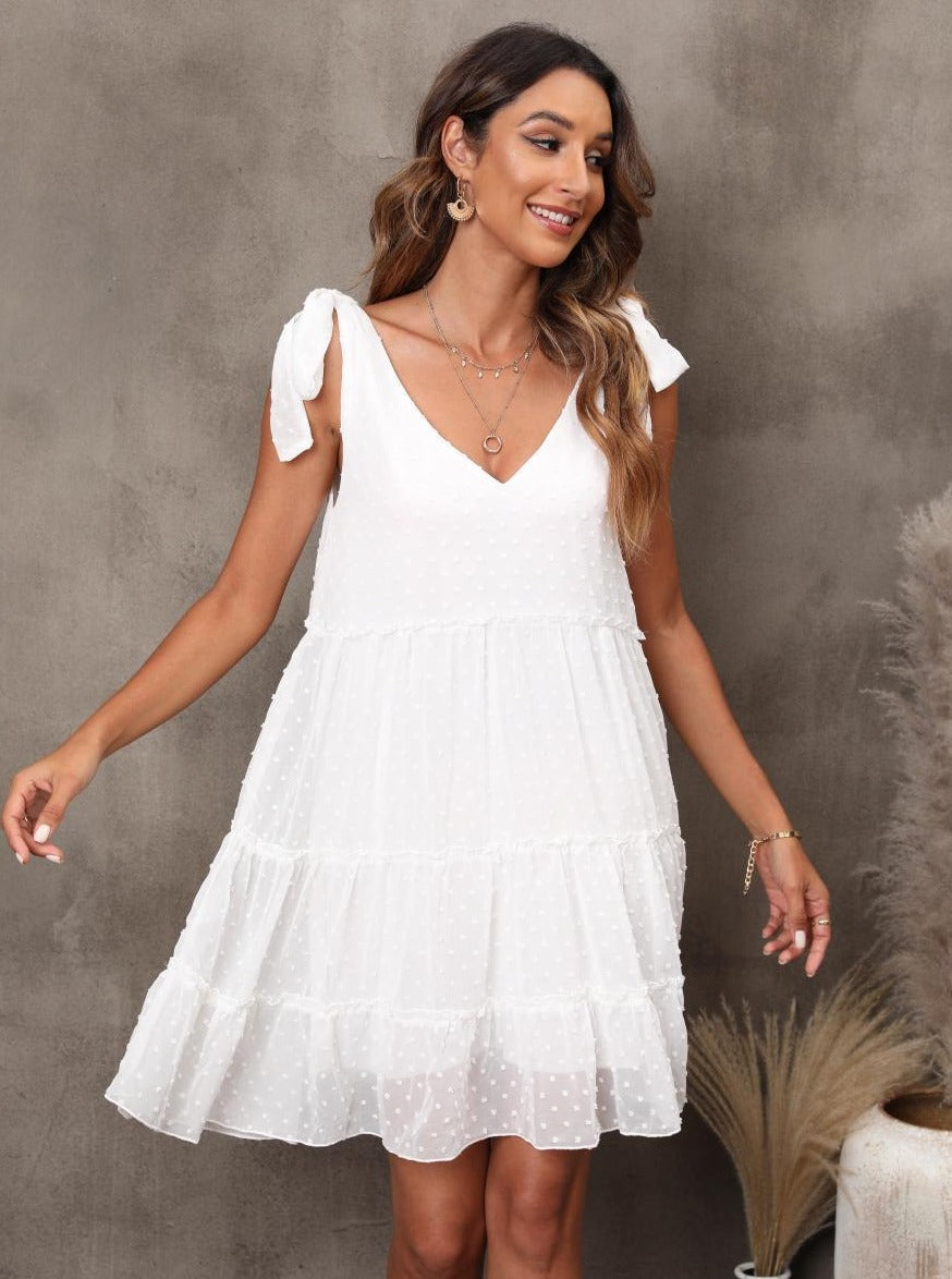 Robe blanche à volants et col en V avec épaules nouées 