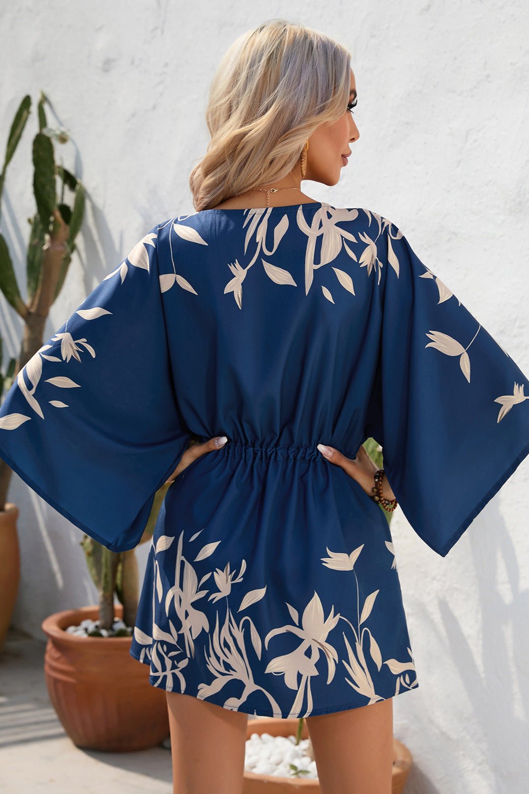 Mini-robe à manches courtes à imprimé tropical bleu foncé 