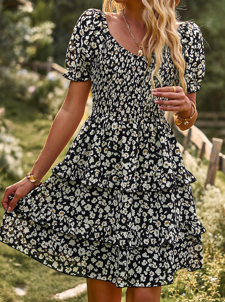 Robe noire à imprimé floral et col en V avec épaules dénudées